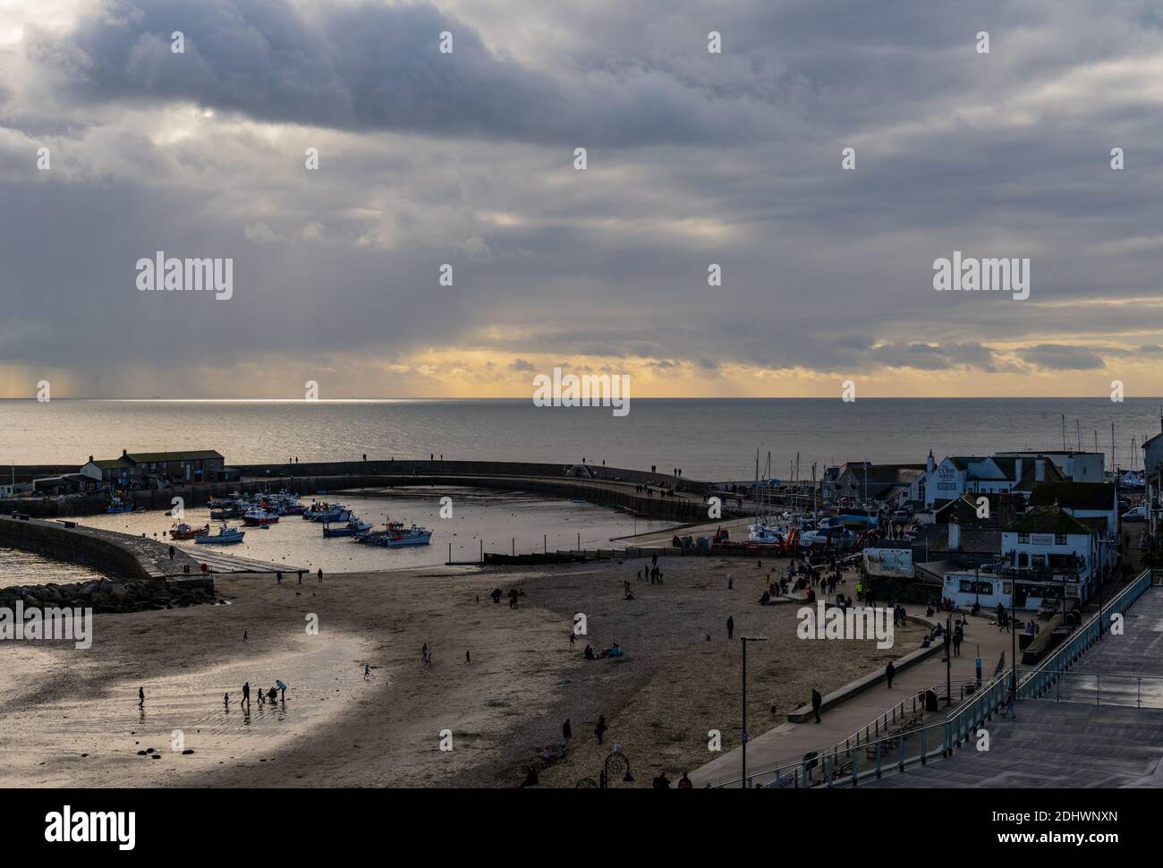 Lyme Regis, Dorset, Regno Unito. 12 dicembre 2020. Regno Unito Meteo: Un fronte meteo si muove dopo una mattina luminosa e soleggiata presso la località costiera di Lyme Regis. Credit: Celia McMahon/Alamy Live News Foto Stock