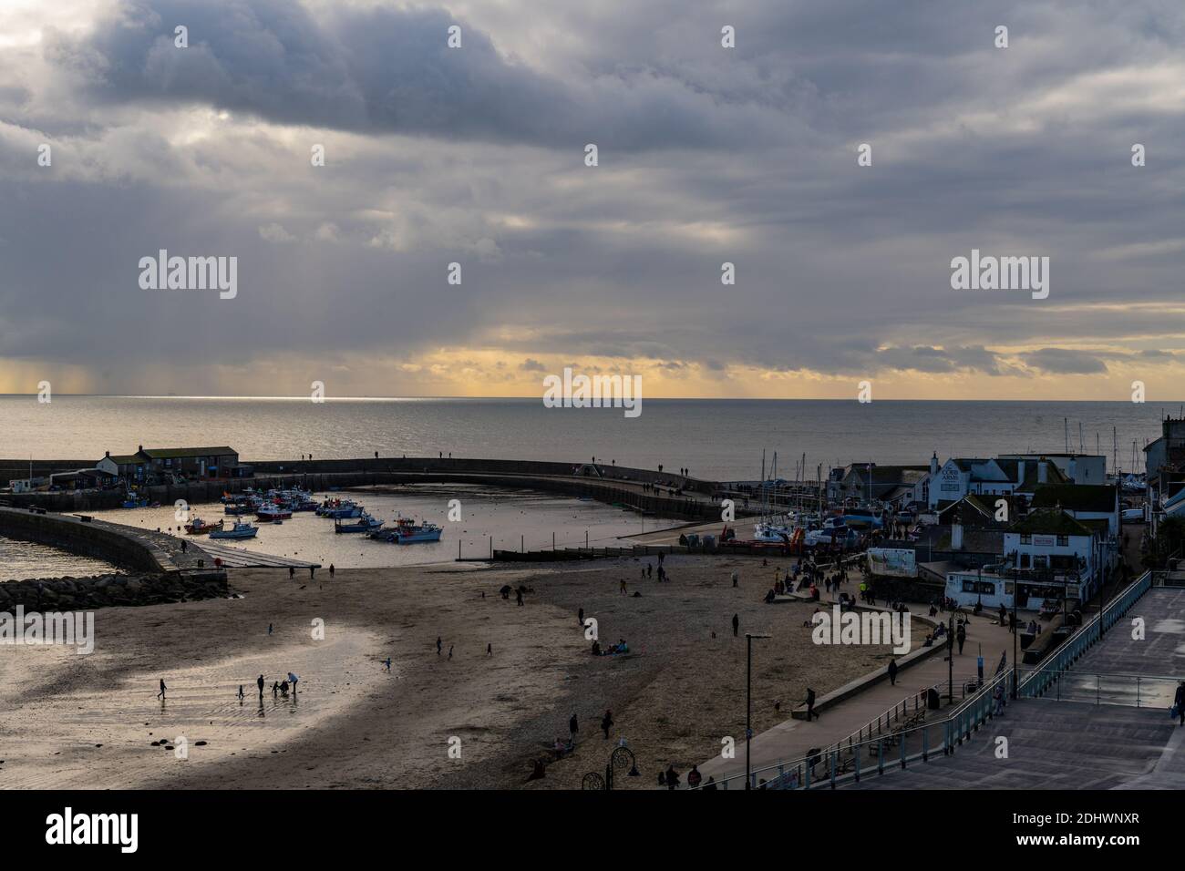 Lyme Regis, Dorset, Regno Unito. 12 dicembre 2020. Regno Unito Meteo: Un fronte meteo si muove dopo una mattina luminosa e soleggiata presso la località costiera di Lyme Regis. Credit: Celia McMahon/Alamy Live News Foto Stock