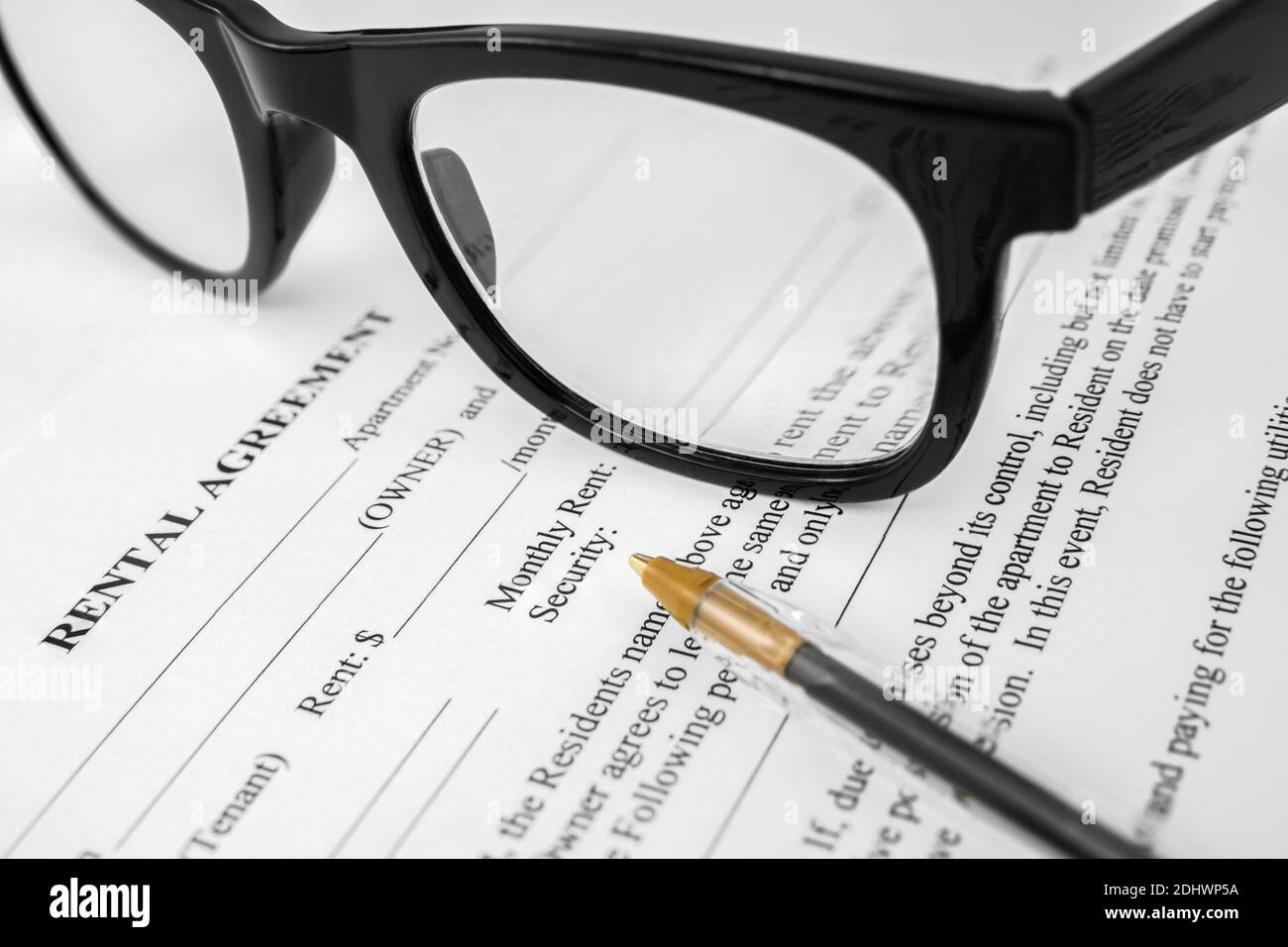 Dettaglio DI un contratto di noleggio per un appartamento o una casa che viene firmato, compreso affitto mensile e deposito di sicurezza Foto Stock