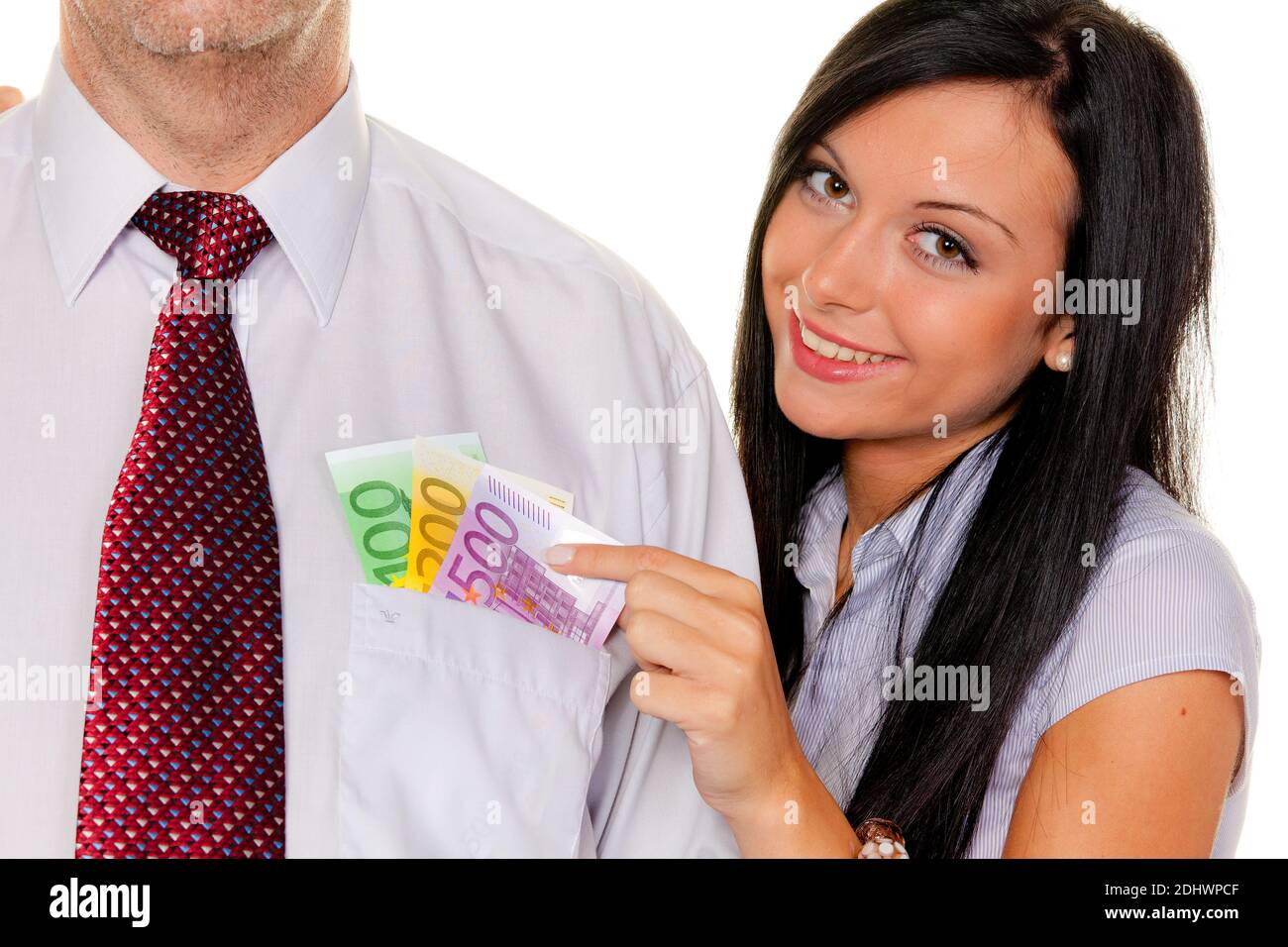 Junge Frau zieht einem Mann Euro Geldscheine aus der Hemdtasche Foto Stock