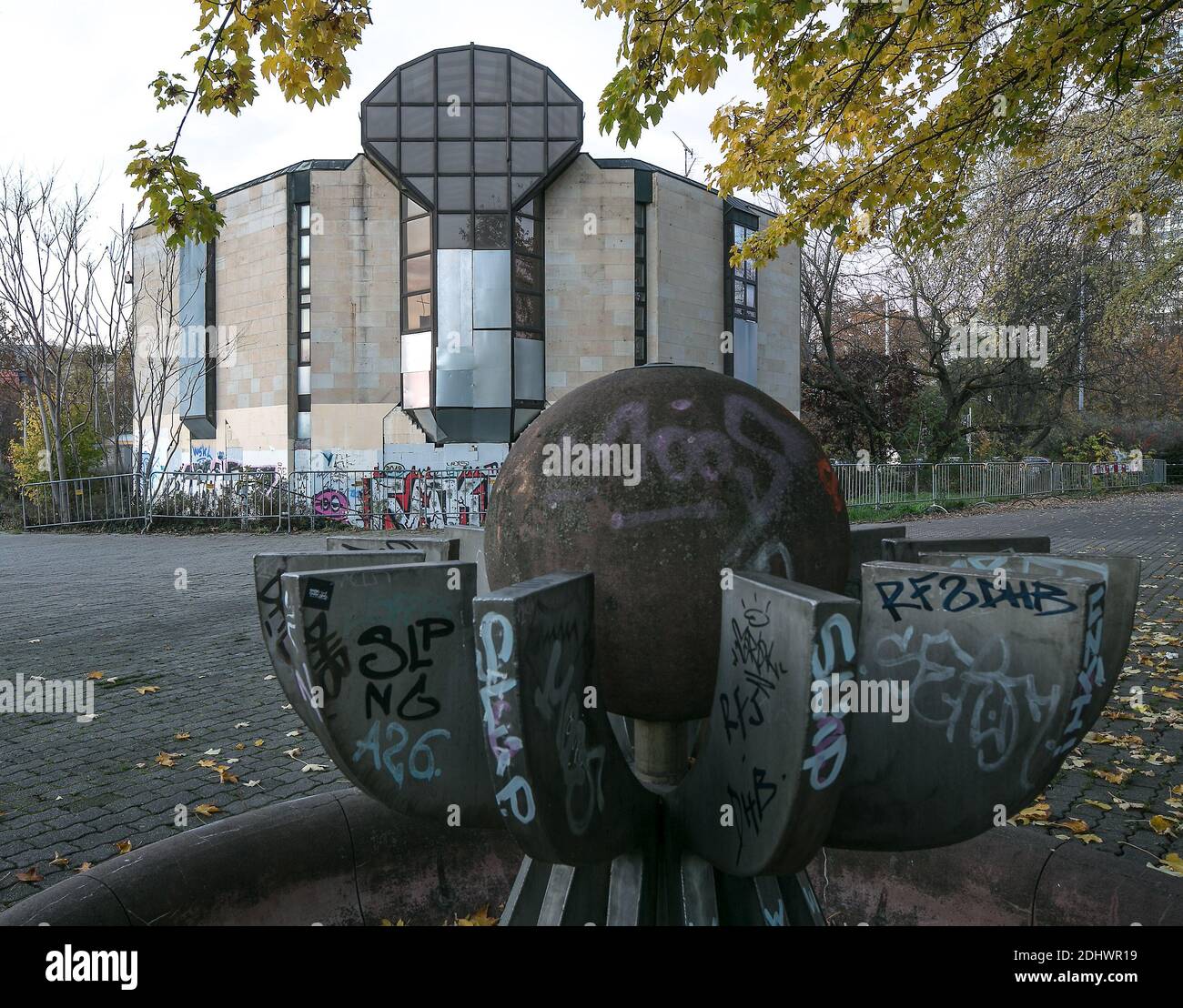 Leipzig, Roßplatz, ehemaliger BOWLINGTREFF Eingangsbauwerk 1986-1987 von Winfried Sziegoleit erbaut, Einrichtung 1997 geschlossen, vorne Brunnenschale Foto Stock