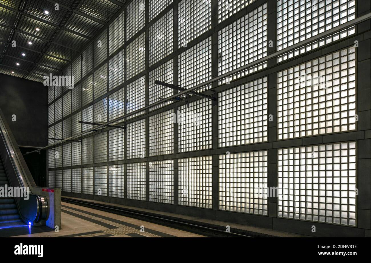 Leipzig, stazione della S-Bahn Wilhelm-Leuschner-Platz mit Hinterleuchteten Glasbausteinen, 2005-2013 von Max Dudler erbaut, Bahnsteig Foto Stock