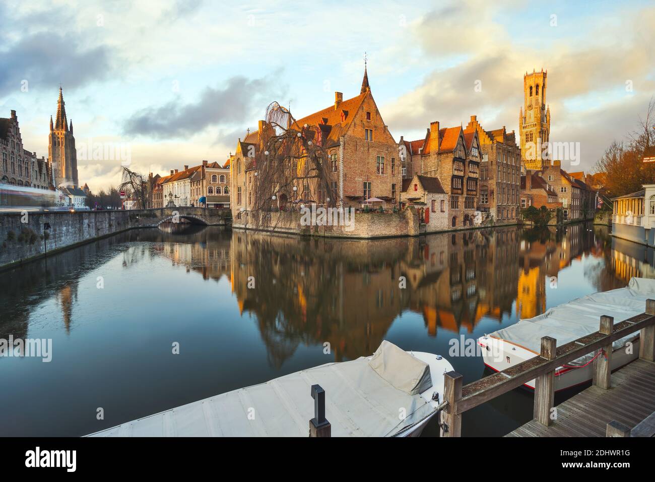 Lo skyline di Bruges con vecchi edifici al tramonto a Bruges, in Belgio. Foto Stock