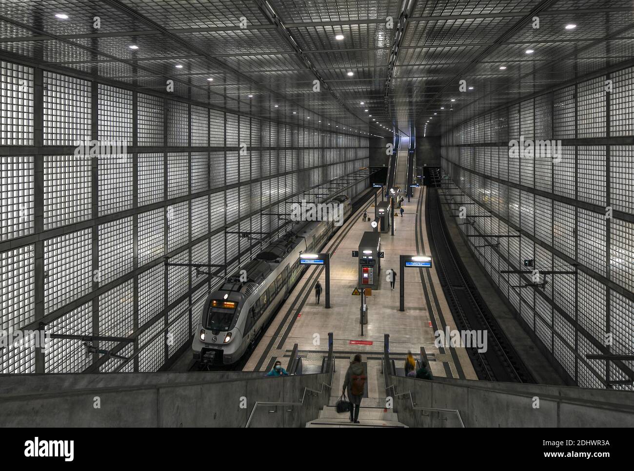 Leipzig, stazione della S-Bahn Wilhelm-Leuschner-Platz mit Hinterleuchteten Glasbausteinen, 2005-2013 von Max Dudler erbaut, Bahnsteig Foto Stock