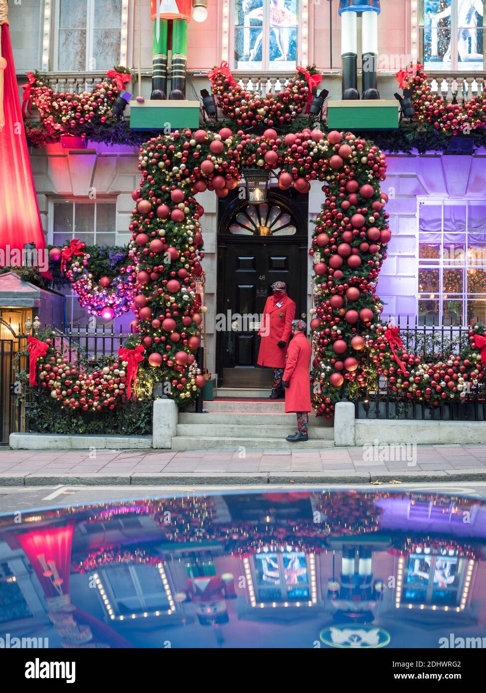 Londra, Grande Londra, Inghilterra - 10 Dic 2020: Facciata festosa del club privato Annabels a Berkeley Square, Mayfair. Foto Stock