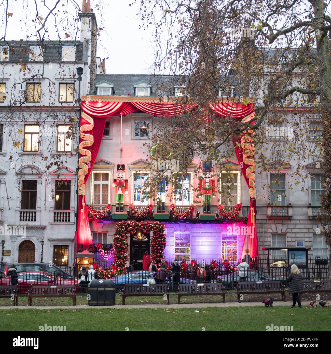 Londra, Grande Londra, Inghilterra - 10 Dic 2020: Facciata festosa del club privato Annabels a Berkeley Square, Mayfair. Foto Stock