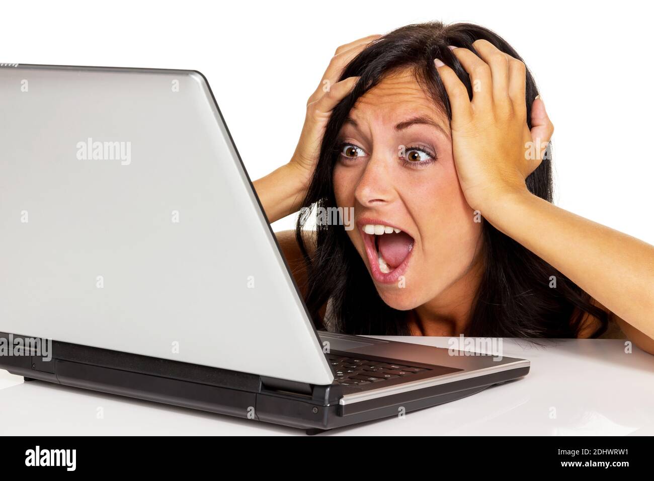 Junge Frau mit laptop ist verzweifelt, fehlende computer Kenntnisse, Foto Stock
