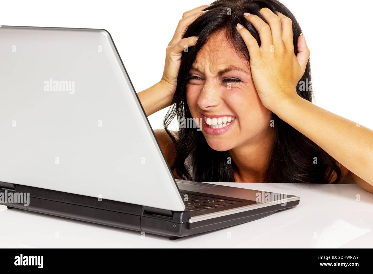 Junge Frau mit laptop ist verzweifelt, fehlende computer Kenntnisse, Foto Stock