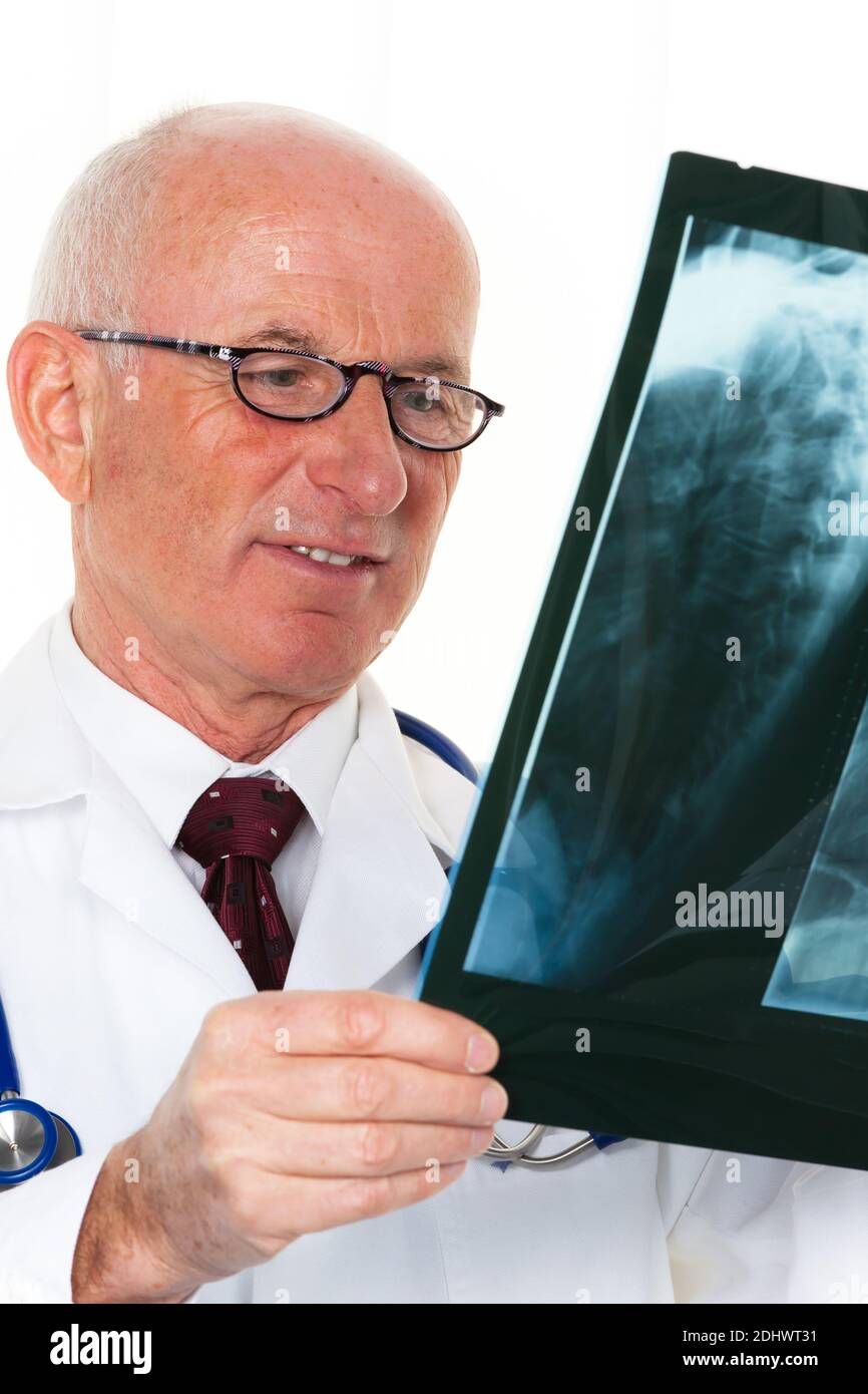 Ein Röntgenarzt mit einem Röntgenbild in der Arztpraxis. Foto Stock
