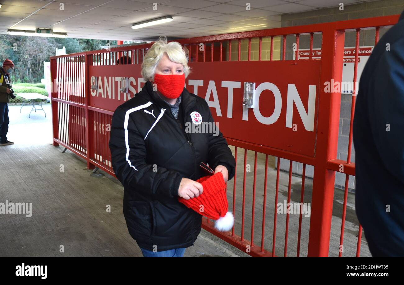 Crawley UK 12 dicembre 2020 - i tifosi arrivano al loro ritorno a guardare il calcio oggi, dove un numero limitato sono stati ammessi durante la partita Sky Bet EFL League due tra Crawley Town e Barrow AFC al People's Pension Stadium - solo per uso editoriale. Nessuna merchandising. - per maggiori dettagli contatta Football Dataco : Credit Simon Dack TPI / Alamy Live News Foto Stock