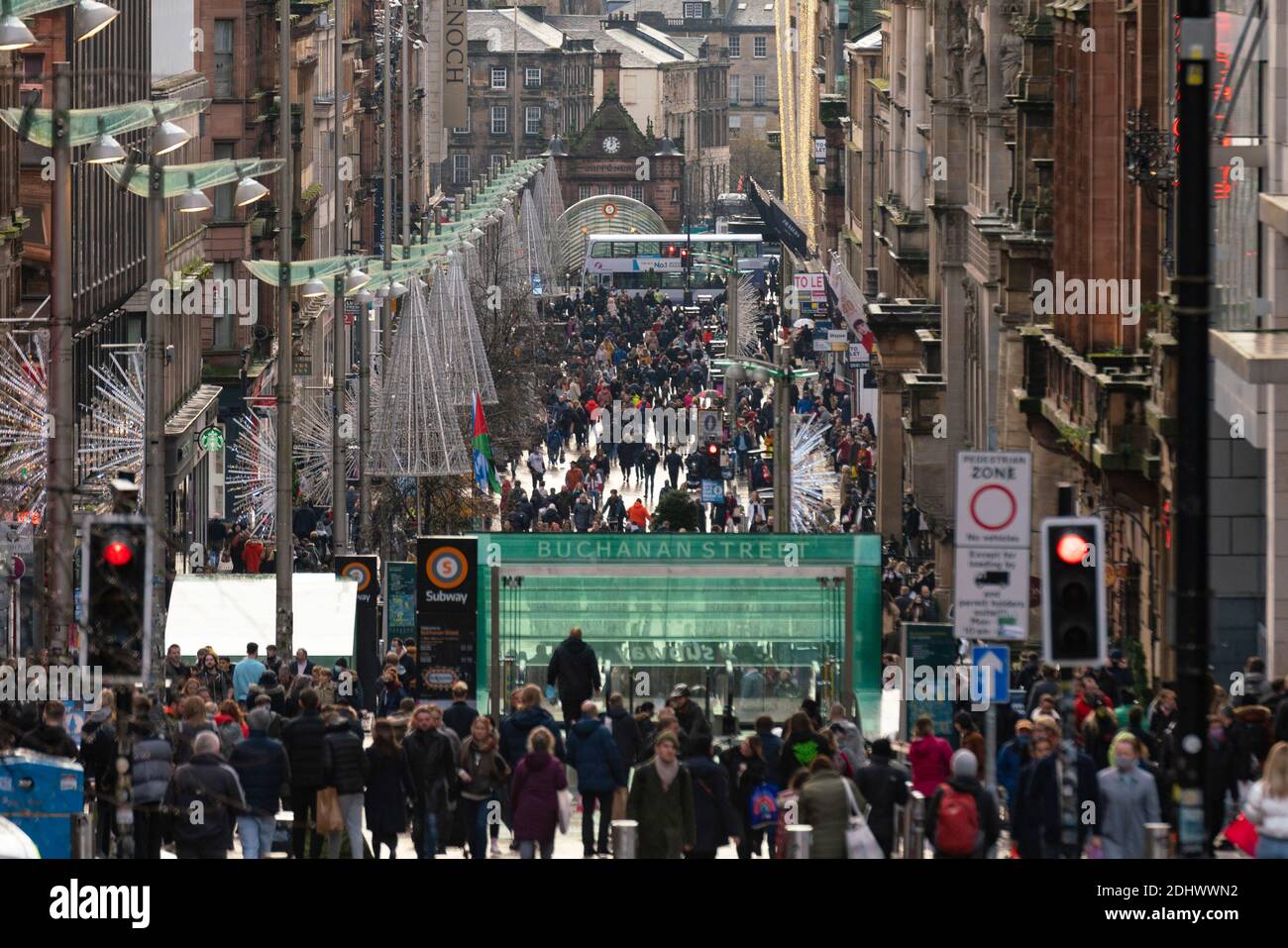 Glasgow, Scozia, Regno Unito. 12 dicembre 2021. Il primo giorno dopo Glasgow Lockdown ridotto al livello 3, i negozi nel centro della città sono aperti e molti acquirenti di Natale sono visti per le strade. Buchanan Street e Argyle Street sono particolarmente affollate. Iain Masterton/Alamy Live News Foto Stock