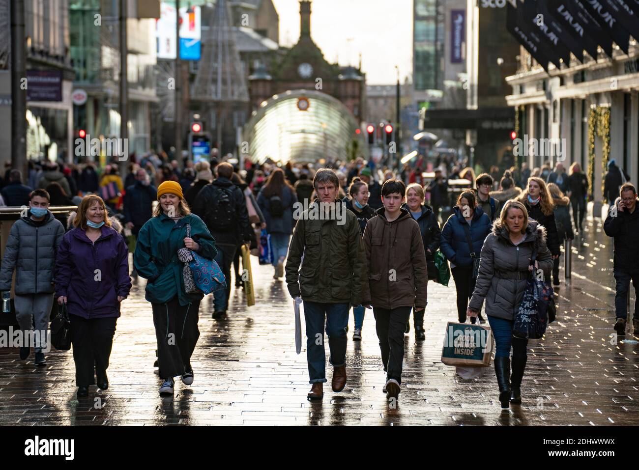 Glasgow, Scozia, Regno Unito. 12 dicembre 2021. Il primo giorno dopo Glasgow Lockdown ridotto al livello 3, i negozi nel centro della città sono aperti e molti acquirenti di Natale sono visti per le strade. Buchanan Street e Argyle Street sono particolarmente affollate. Iain Masterton/Alamy Live News Foto Stock