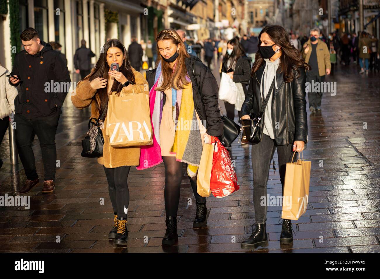 Glasgow, Scozia, Regno Unito. 12 dicembre 2021. Il primo giorno dopo Glasgow Lockdown ridotto al livello 3, i negozi nel centro della città sono aperti e molti acquirenti di Natale sono visti per le strade. Buchanan Street e Argyle Street sono particolarmente affollate. Iain Masterton/Alamy Live News Foto Stock