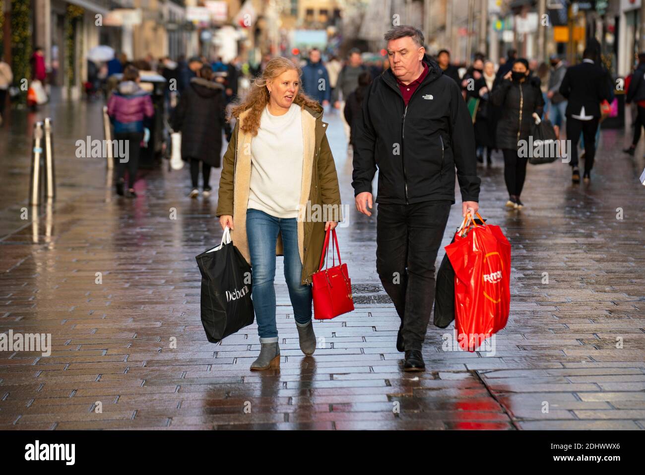 Glasgow, Scozia, Regno Unito. 12 dicembre 2021. Il primo giorno dopo Glasgow Lockdown ridotto al livello 3, i negozi nel centro della città sono aperti e molti acquirenti di Natale sono visti per le strade. Buchanan Street e Argyle Street sono particolarmente affollate. Iain Masterton/Alamy Live News Foto Stock