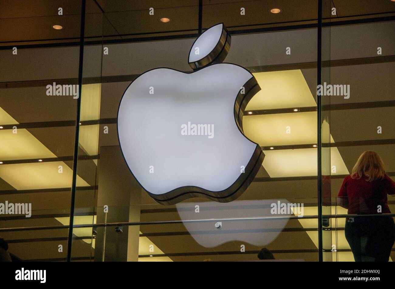 Monaco, Germania, 23.11.2020. Nocturnal Storefront e logo di Apple, una multinazionale tecnologica. Foto Stock