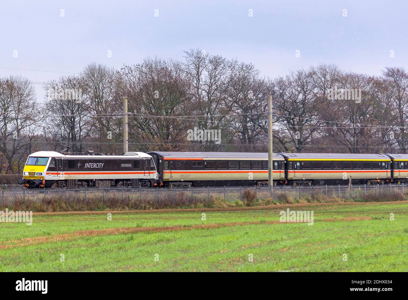 Ex BR Classe 90 90002 in BR Inter-City Livery visto A Winwick sulla West Coast Main Line che trasporta un railtour intitolato The Royal Scot da Londra a. Foto Stock