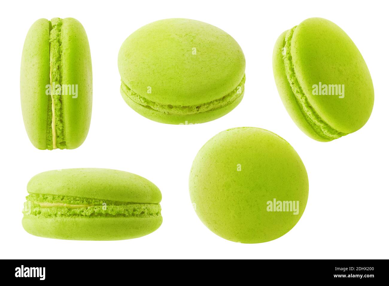 Collezione di macaroni verdi isolati. Macaroon al pistacchio o al tè verde ad angoli diversi isolati su sfondo bianco Foto Stock