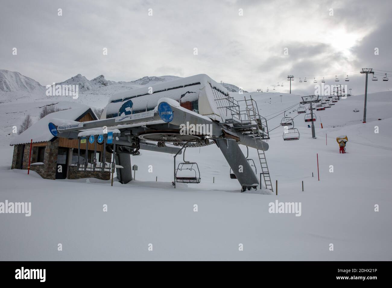 Germ (Francia) 09 dicembre 2020; gli impianti di risalita si sono fermati e le piste da sci sono vuote nonostante l'abbondante neve nella stazione sciistica di Peyragudes in Foto Stock