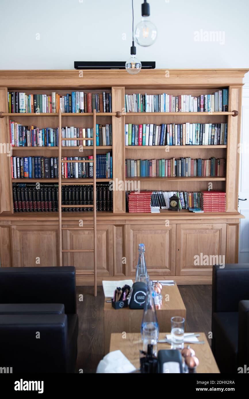 Libreria in legno di stile classico con una gamma di libri interessanti Irlanda Foto Stock