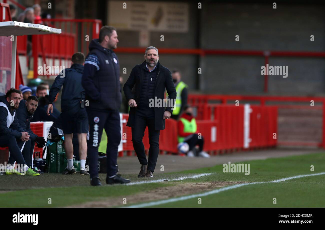 CRAWLEY, INGHILTERRA. 12 DICEMBRE il manager di Crawley Town John Yems e il manager di Barrow David Dunn durante la partita Sky Bet League 2 tra Crawley Town e Barrow al Broadfield Stadium di Crawley sabato 12 Dicembre 2020. (Credit: Chris Booth | MI News) Credit: MI News & Sport /Alamy Live News Foto Stock