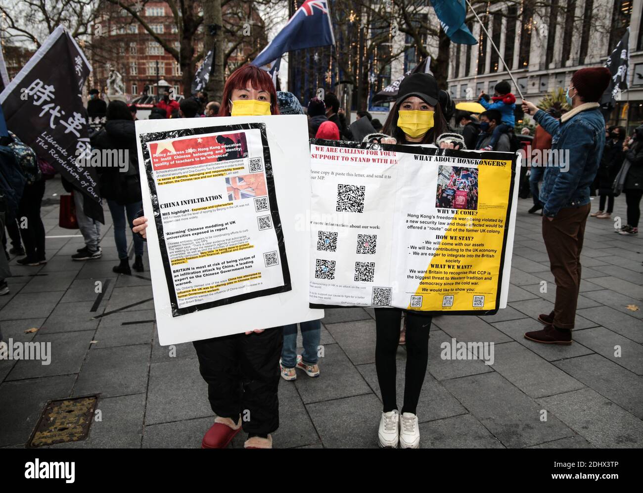 Londra UK 12 dicembre 2020.i manifestanti di Londra ballano in solidarietà con gli attivisti pro-democrazia di Hong Kong, gli ombrelli rappresentavano le baraccie utilizzate dai manifestanti della terraferma Honk Kong.Paul Quezada-Neiman/Alamy Live News Foto Stock