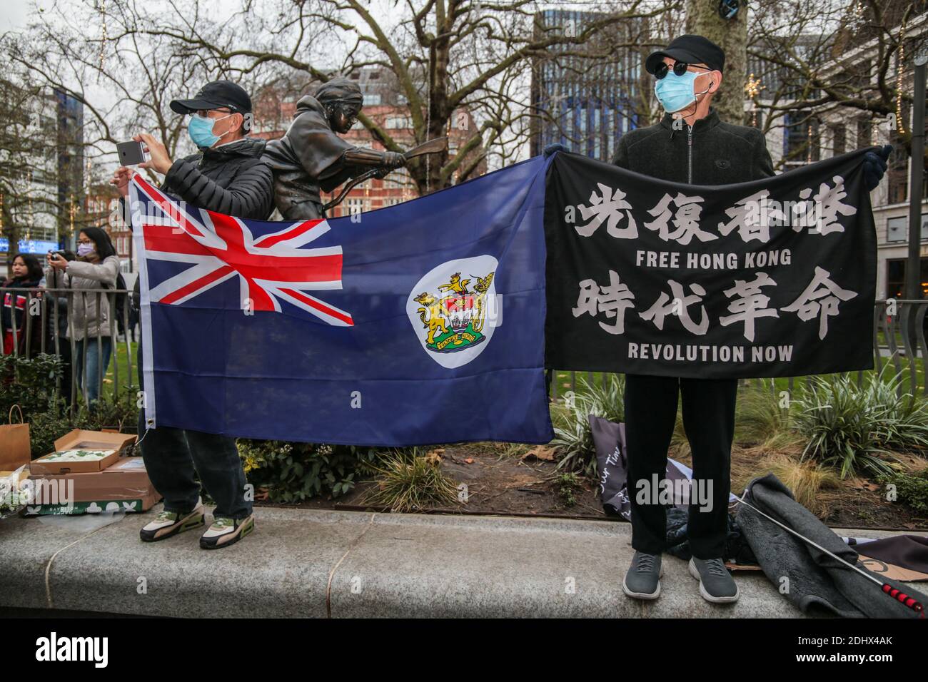 Londra UK 12 dicembre 2020.manifestanti a Londra che ballano in solidarietà con attivisti pro-democrazia a Hong Kong, gli ombrelli rappresentavano gli scudi utilizzati dai manifestanti della terraferma Honk Kong.Paul Quezada-Neiman/Alamy Live News Foto Stock
