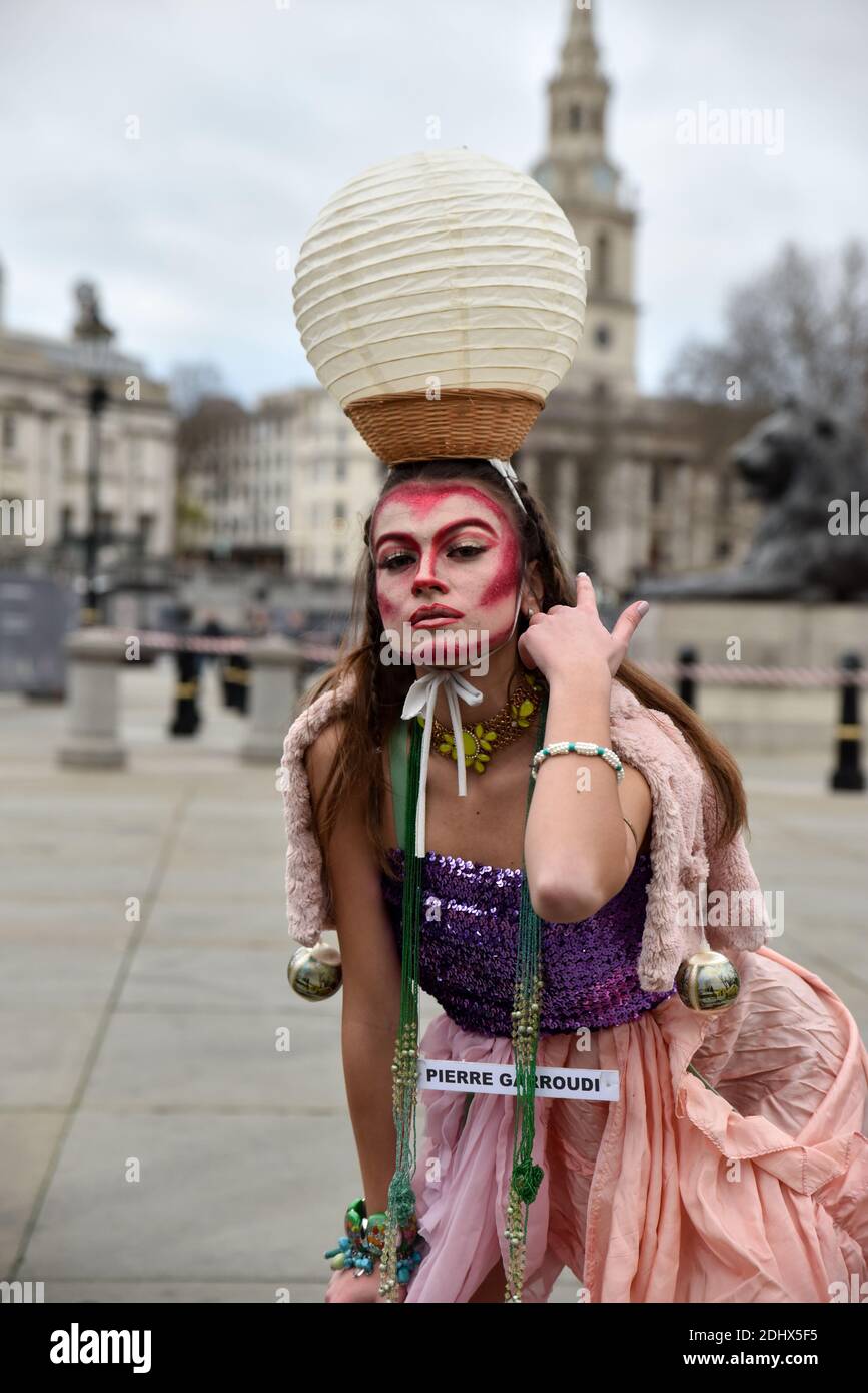 Londra, Regno Unito. 12 dicembre 2020. Designer Pierre Garroudi Flashmob nel centro di Londra. Credit: Matthew Chpicle/Alamy Live News Foto Stock