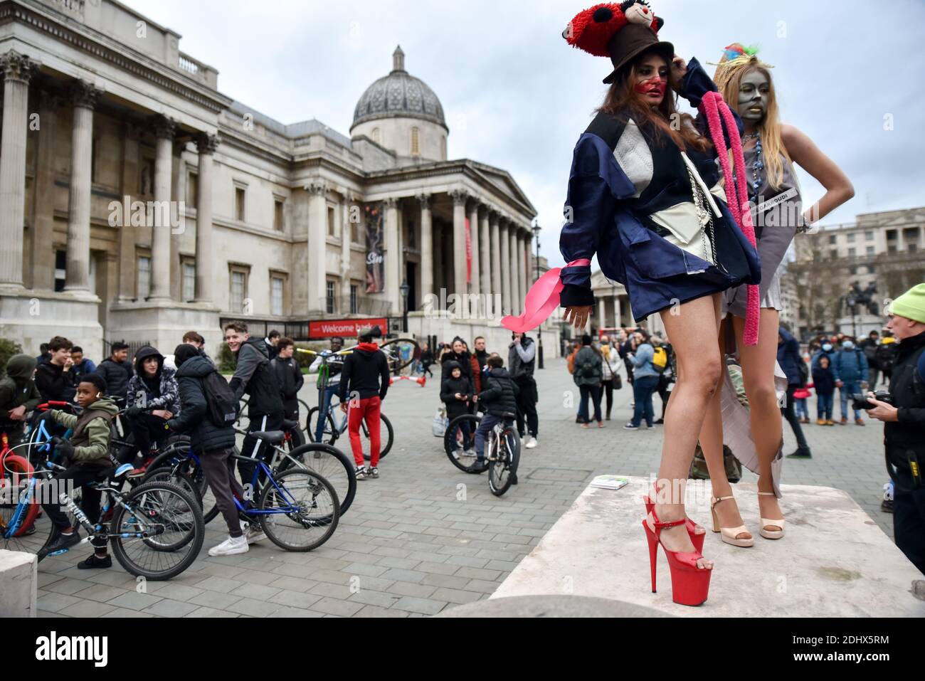 Londra, Regno Unito. 12 dicembre 2020. Designer Pierre Garroudi Flashmob nel centro di Londra. Credit: Matthew Chpicle/Alamy Live News Foto Stock