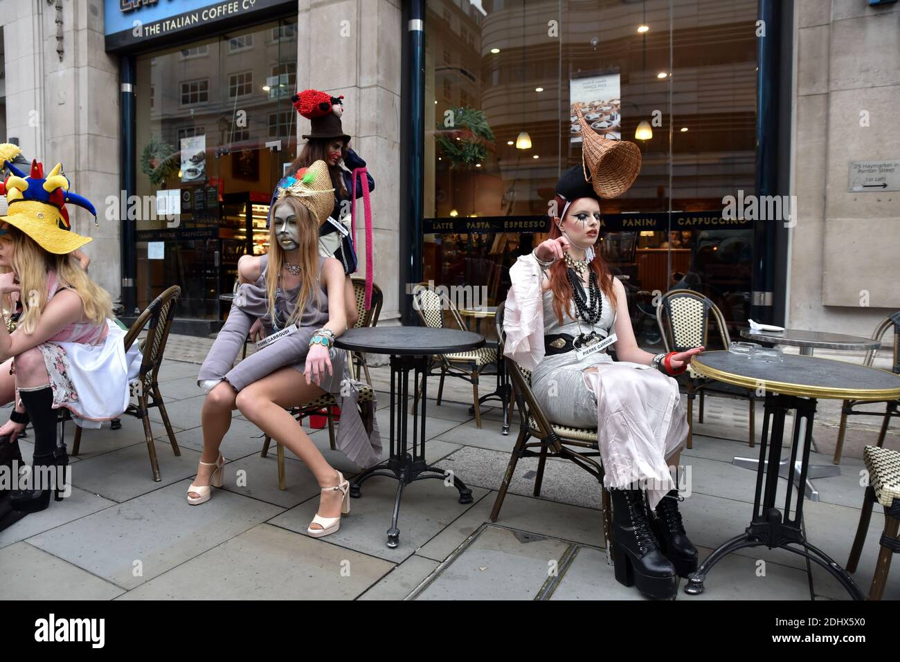 Londra, Regno Unito. 12 dicembre 2020. Designer Pierre Garroudi Flashmob nel centro di Londra. Credit: Matthew Chpicle/Alamy Live News Foto Stock