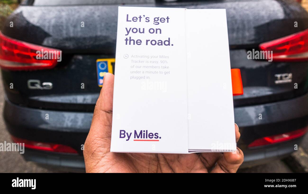 In miglia dispositivo di tracker di assicurazione davanti o un SUV auto Foto Stock