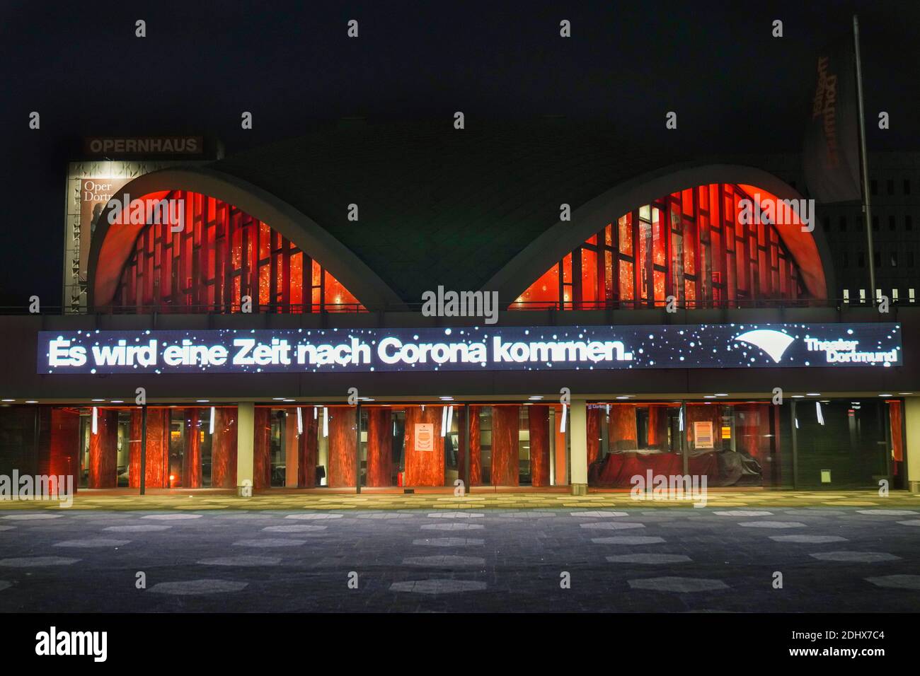 Dortmund, Germania, 11 dicembre 2020: Il Teatro Dortmund, chiuso a causa della crisi della corona, si illumina in rosso. Il testo CHE CI VERRÀ UN TEMPO DOPO CORONA si riferisce alla prenotazione anticipata per la stagione 2021 Foto Stock