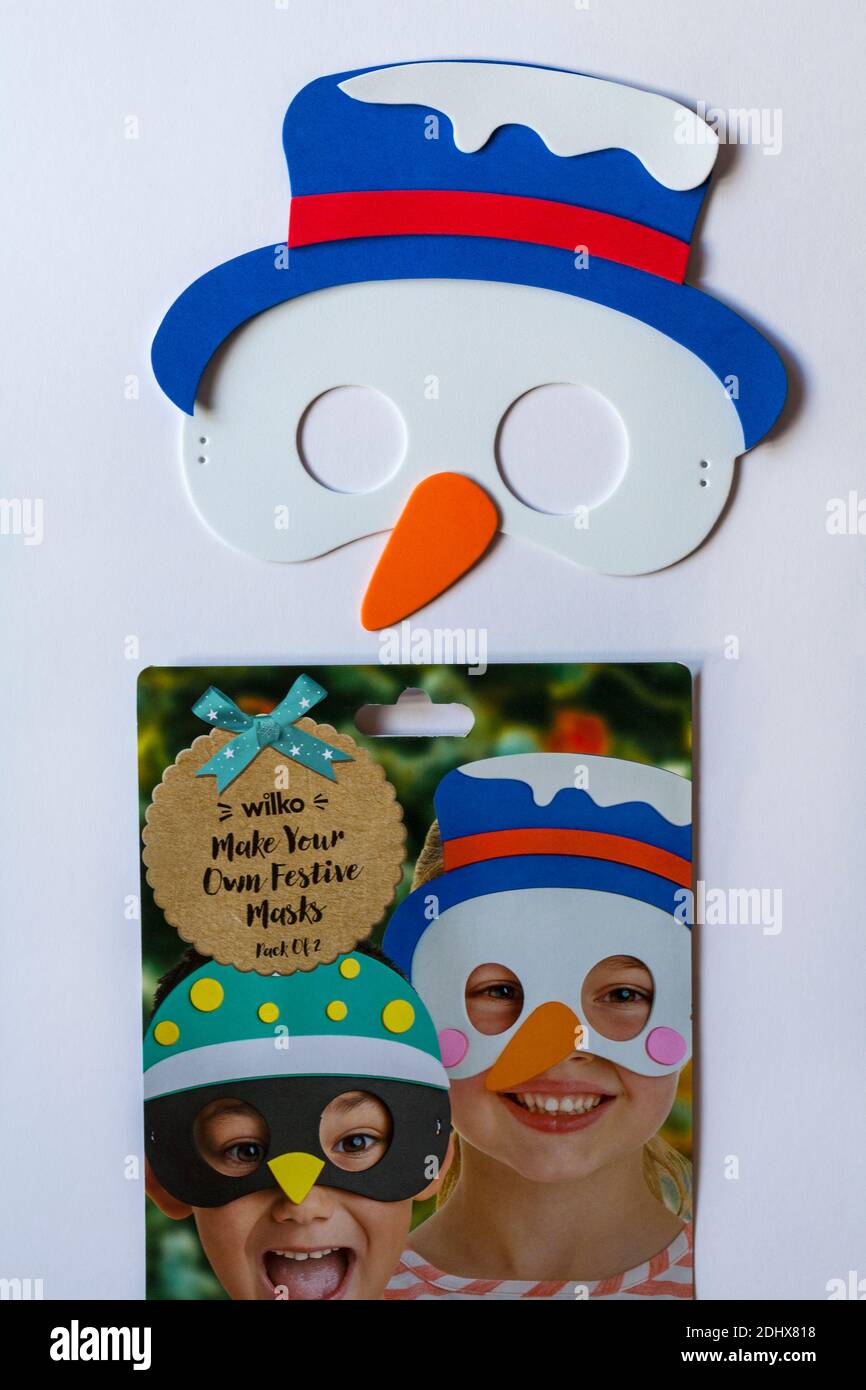 Wilko Crea le tue maschere natalizie con il contenuto della maschera per pupazzi di neve rimosso set su sfondo bianco - tutto incluso in uno pratico kit Foto Stock