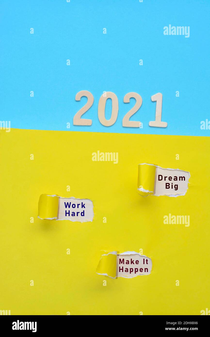 Dream grande, lavoro duro e lo fa accadere testo scritto su carta marrone strappata con sfondo 2021. 2021 concetto di anno nuovo Foto Stock