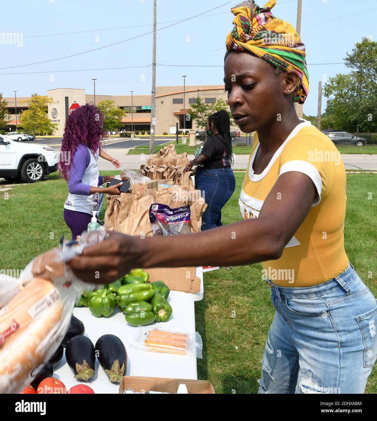 Kenosha, Wisconsin, Stati Uniti. 16 Set 2020. PORCHE BENNETT-BEY è stata nominata Time Magazine Guardian of the Year nella sua annuale persona dell'anno. In un evento sponsorizzato da Justice for Jacob (Blake), BENNETT-BEY aiuta a riempire sacchetti di cibo per anziani e altri a Kenosha, Wisconsin Mercoledì 16 settembre 2020. Blake è stato ucciso sette volte nella schiena da un poliziotto di Kenosha il mese scorso, portando a giorni di proteste, talvolta violente. BENNETT-BEY ha detto che il gruppo aveva fatto più di 800 panini per l'evento. C'era un tavolo di registrazione degli elettori nelle vicinanze e attività per bambini Foto Stock