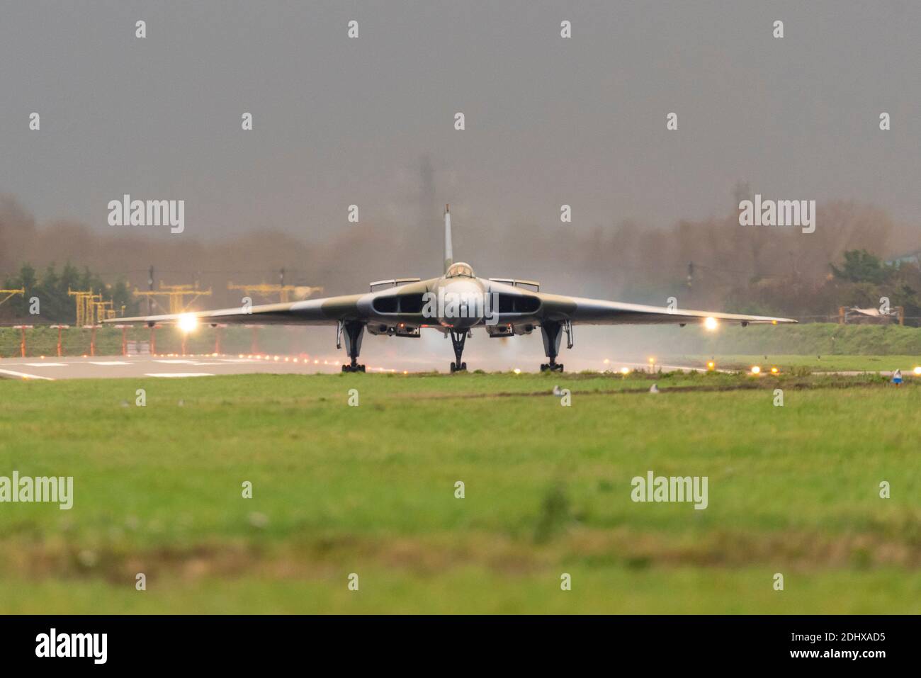 Aeroporto Southend di Londra, Essex, Regno Unito. 12 dicembre 2020. Il bombardiere Avro Vulcan B2 numero di serie XL426 è stato consegnato alla Royal Air Force nel 1962 e servito durante la Guerra fredda come parte del deterrente nucleare e oltre fino al ritiro nel 1986, dopo di che è stato acquistato per l'esposizione da un individuo a Southend. Dopo aver languito per anni è stato assunto dal Vulcan Restoration Trust, una carità gestita da volontari, che lo hanno riportato a condizioni di funzionamento a terra. Oggi hanno tenuto una rara corsa ad alta velocità lungo la pista di Southend Foto Stock