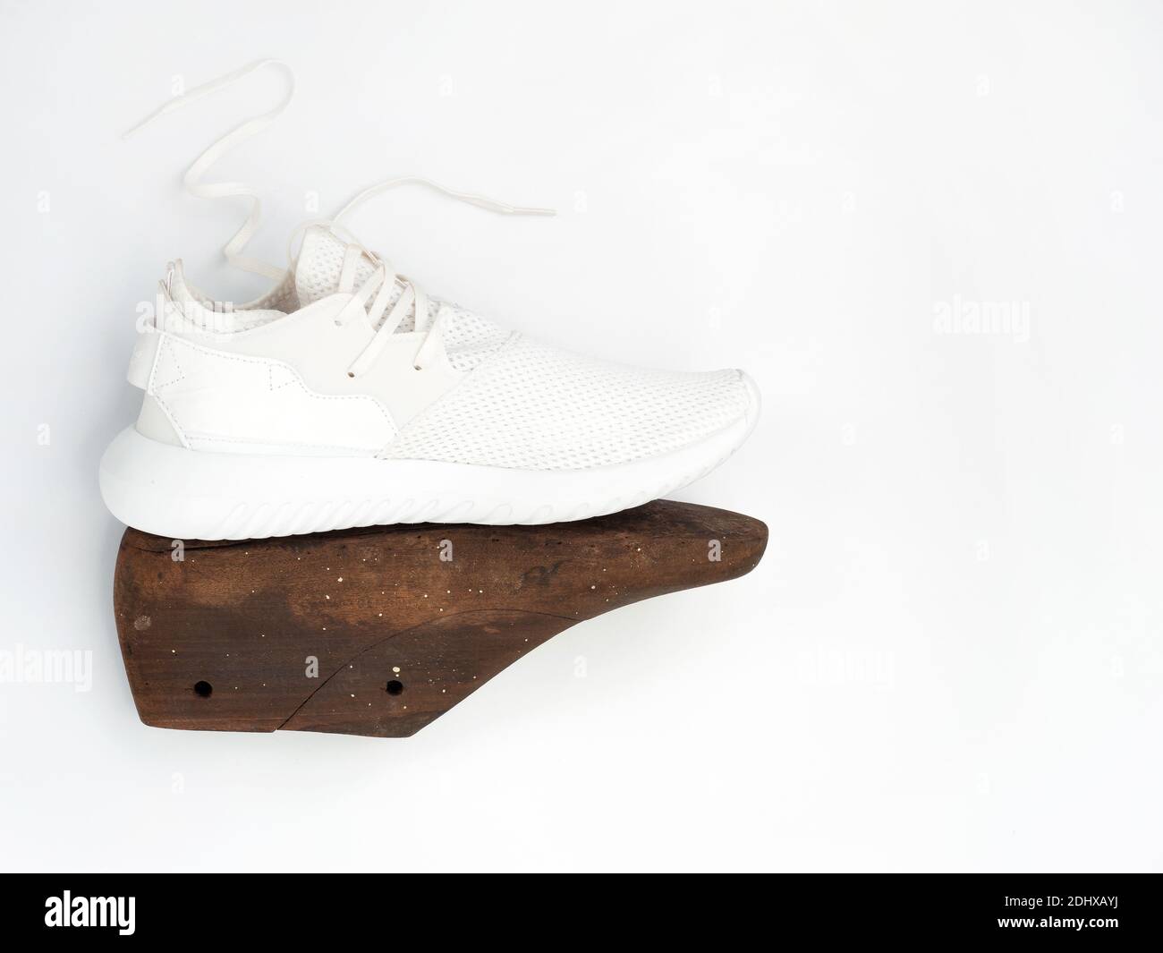 vintage marrone forma modello di scarpa in legno su sfondo bianco Foto Stock