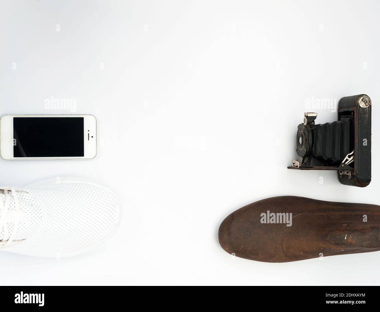 vintage marrone forma modello di scarpa in legno su sfondo bianco Foto Stock