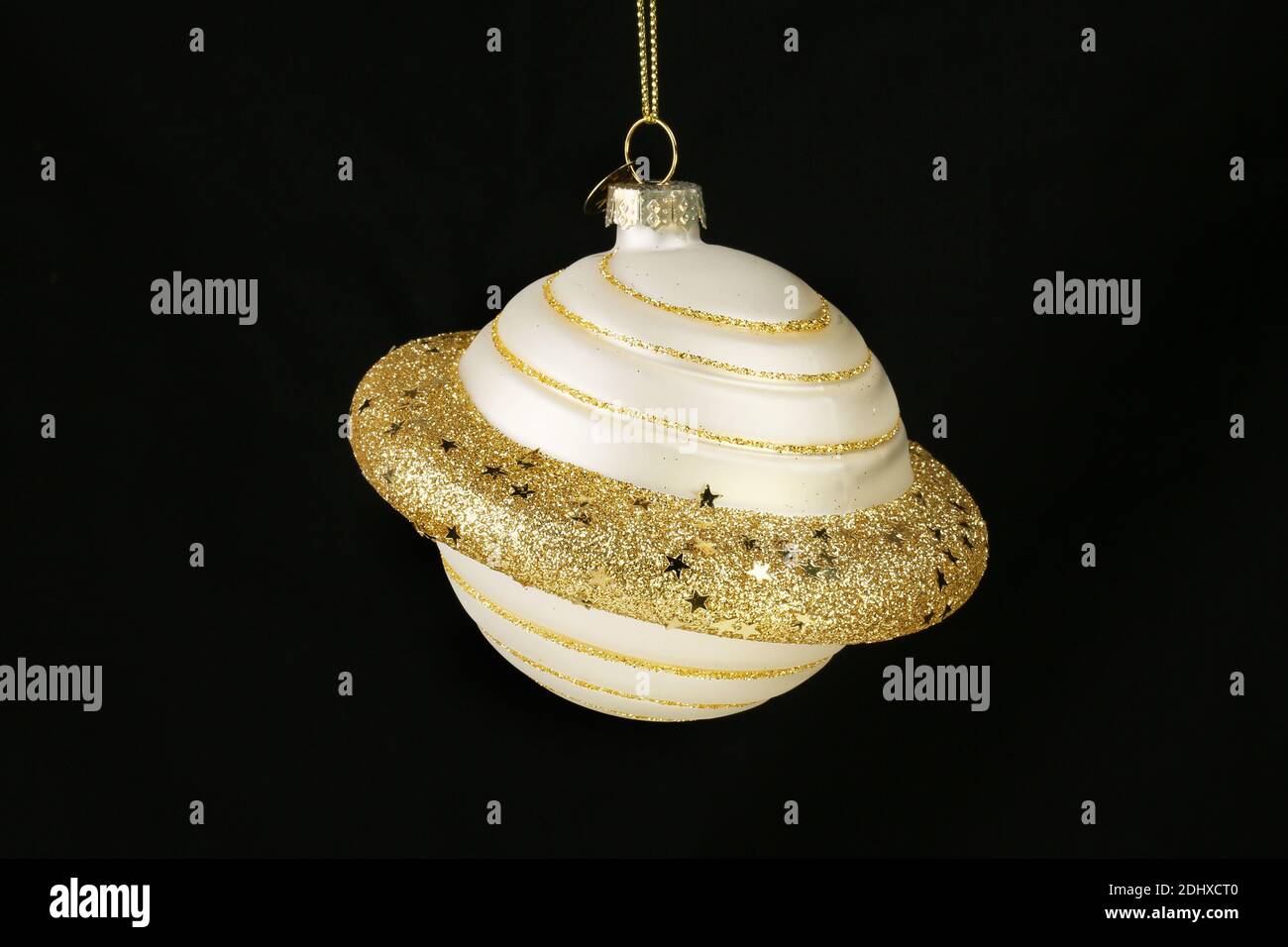 Pianeta Natale bauble isolato contro il nero Foto Stock