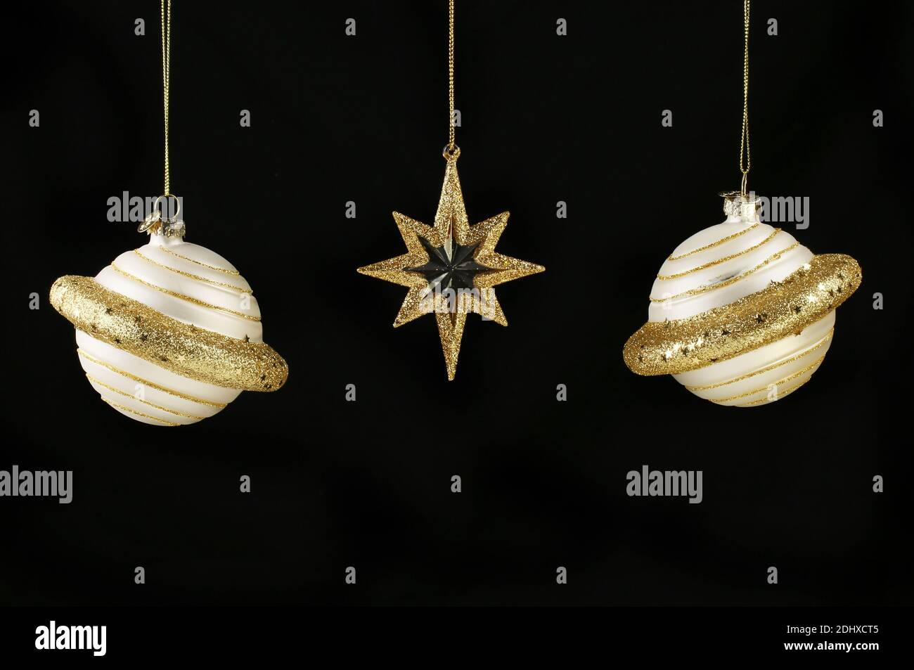 Pianeta Natale baubles e oro stella glitter isolato contro il nero Foto Stock