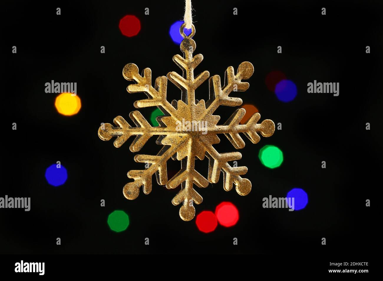 Oro glitter Natale fiocco di neve stella contro bokeh luci Foto Stock
