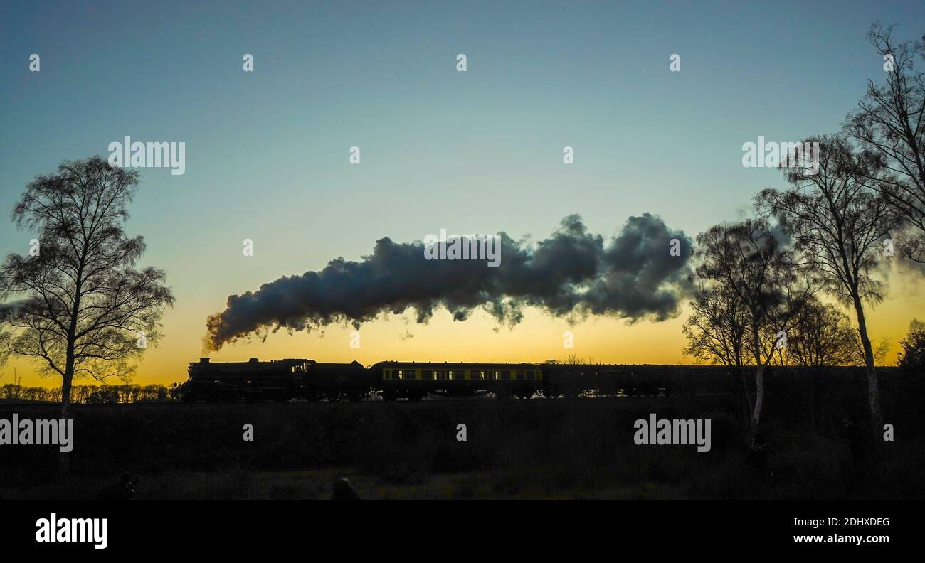 Kidderminster, Regno Unito. 12 dicembre 2020. Tempo nel Regno Unito: Il treno Santa Express Severn Valley Railway attraversa la campagna del Worcestershire mentre il sole tramonta in una giornata incredibilmente mite per dicembre. Credit: Lee Hudson/Alamy Live News Foto Stock