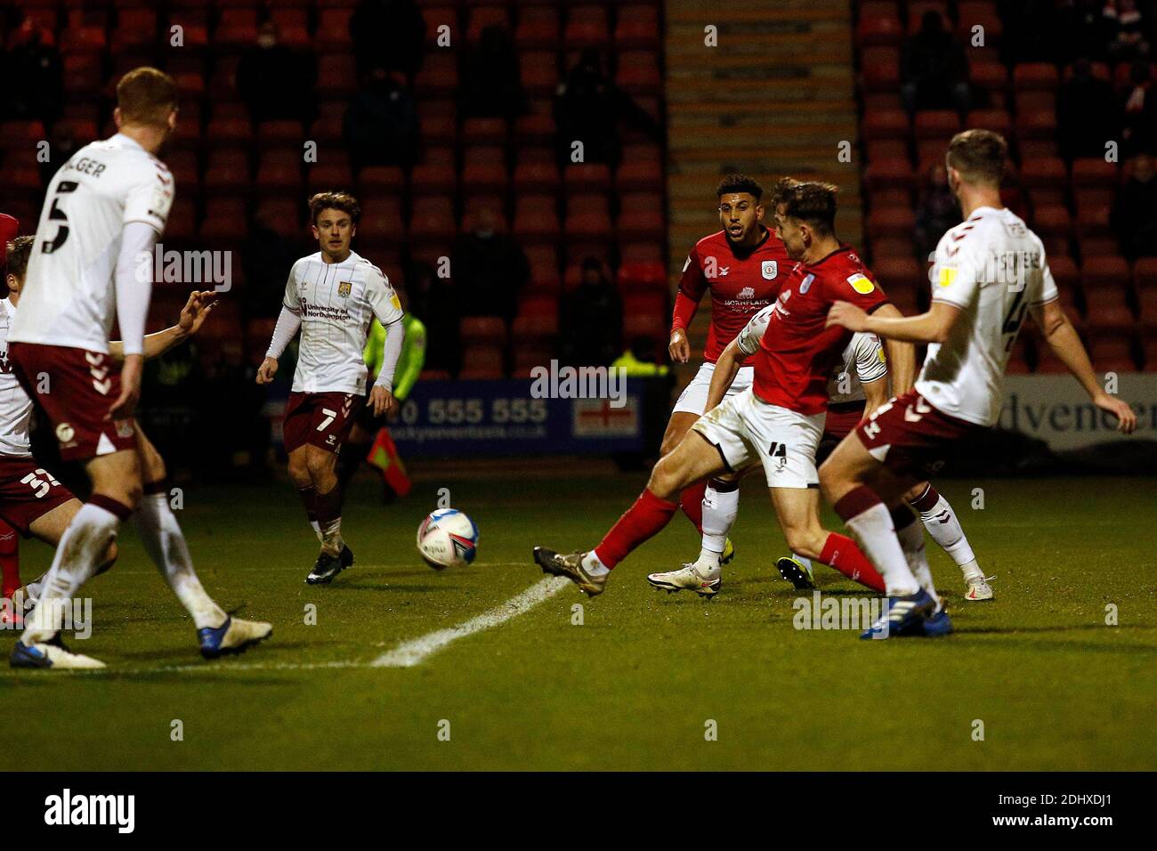 CREWE, INGHILTERRA. 12 DICEMBRE Ryan Wintle di Crewe spara e segna per renderlo 2-1 in più durante la partita di Sky Bet League 1 tra Crewe Alexandra e Northampton Town all'Alexandra Stadium di Crewe sabato 12 dicembre 2020. (Credit: Chris Donnelly | MI News) Credit: MI News & Sport /Alamy Live News Foto Stock