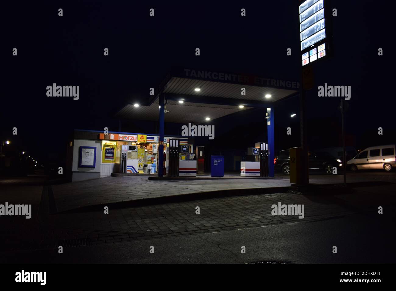 piccolo vecchio distributore di benzina di notte Foto Stock