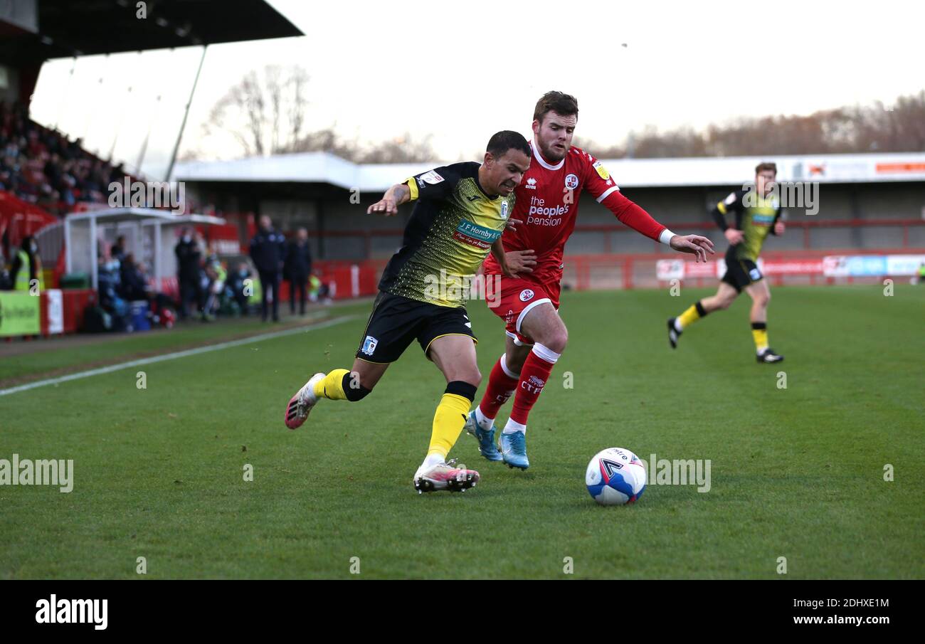 CRAWLEY, INGHILTERRA. 12 DICEMBRE Tyler Frost di Crawley Town e Connor Brown di Barrow durante la partita Sky Bet League 2 tra Crawley Town e Barrow al Broadfield Stadium di Crawley sabato 12 dicembre 2020. (Credit: Chris Booth | MI News) Credit: MI News & Sport /Alamy Live News Foto Stock