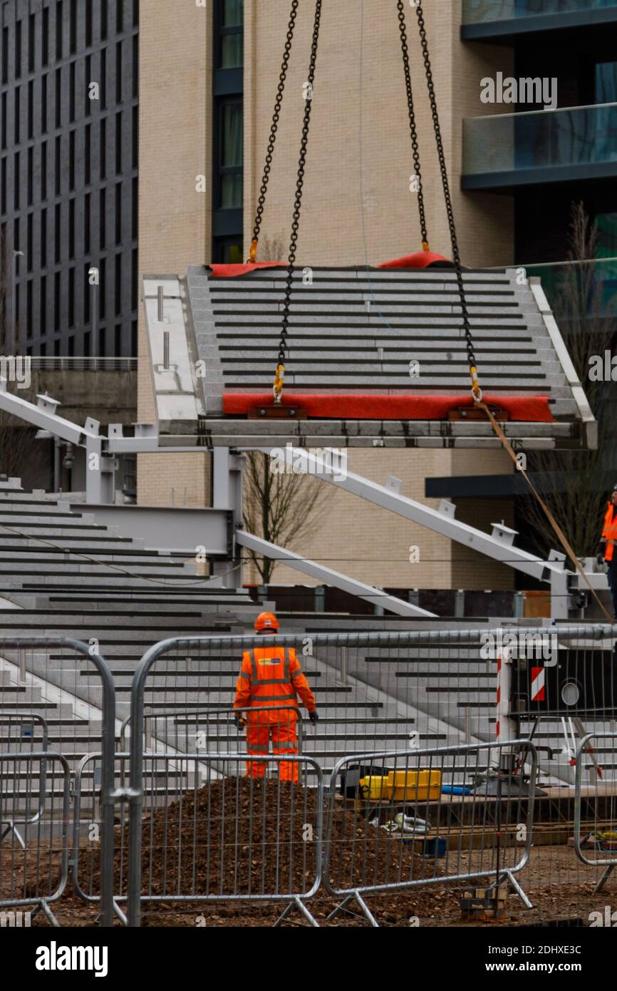 Wembley Stadium, Wembley Park, Regno Unito. 12 dicembre 2020 sono stati tolti i passi in corso, mentre la costruzione continua sui nuovi passi olimpici che sostituiranno la pedalata recentemente demolita, portando persone dalla Via Olimpica al livello biglietteria e di atrio. Amanda Rose/Alamy Live News Foto Stock