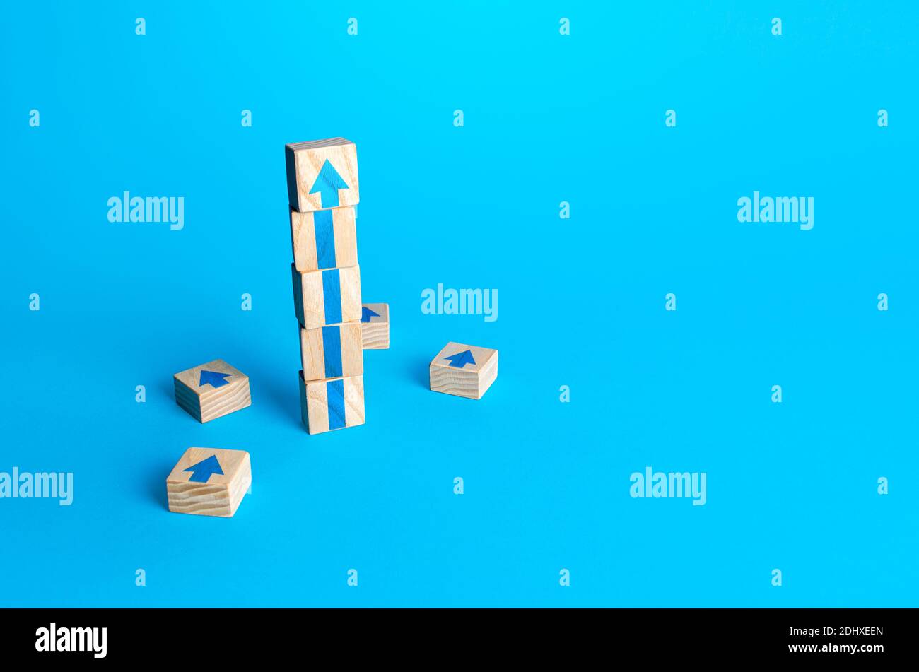 Torre di blocco con frecce. Concetto di crescita e sviluppo aziendale. Raggiungere il successo. Sviluppare l'avanzamento di carriera, migliorare le abilità. Raggiungimento degli obiettivi. PR Foto Stock