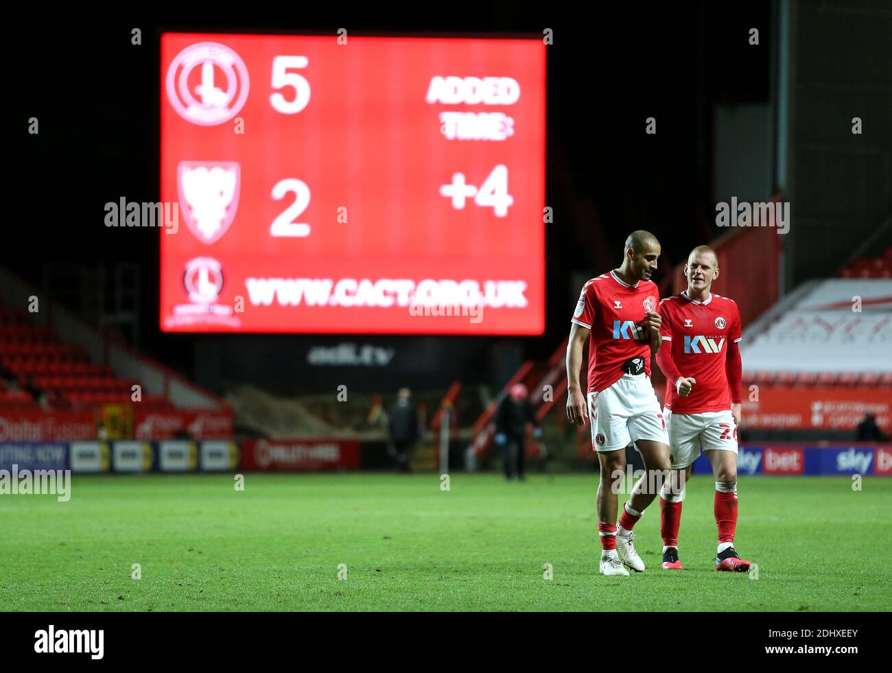 Darren Pratley di Charlton Athletic (a sinistra) e Jonathan Williams dopo il fischio finale durante la partita della Sky Bet League uno alla Valley, Londra. Foto Stock