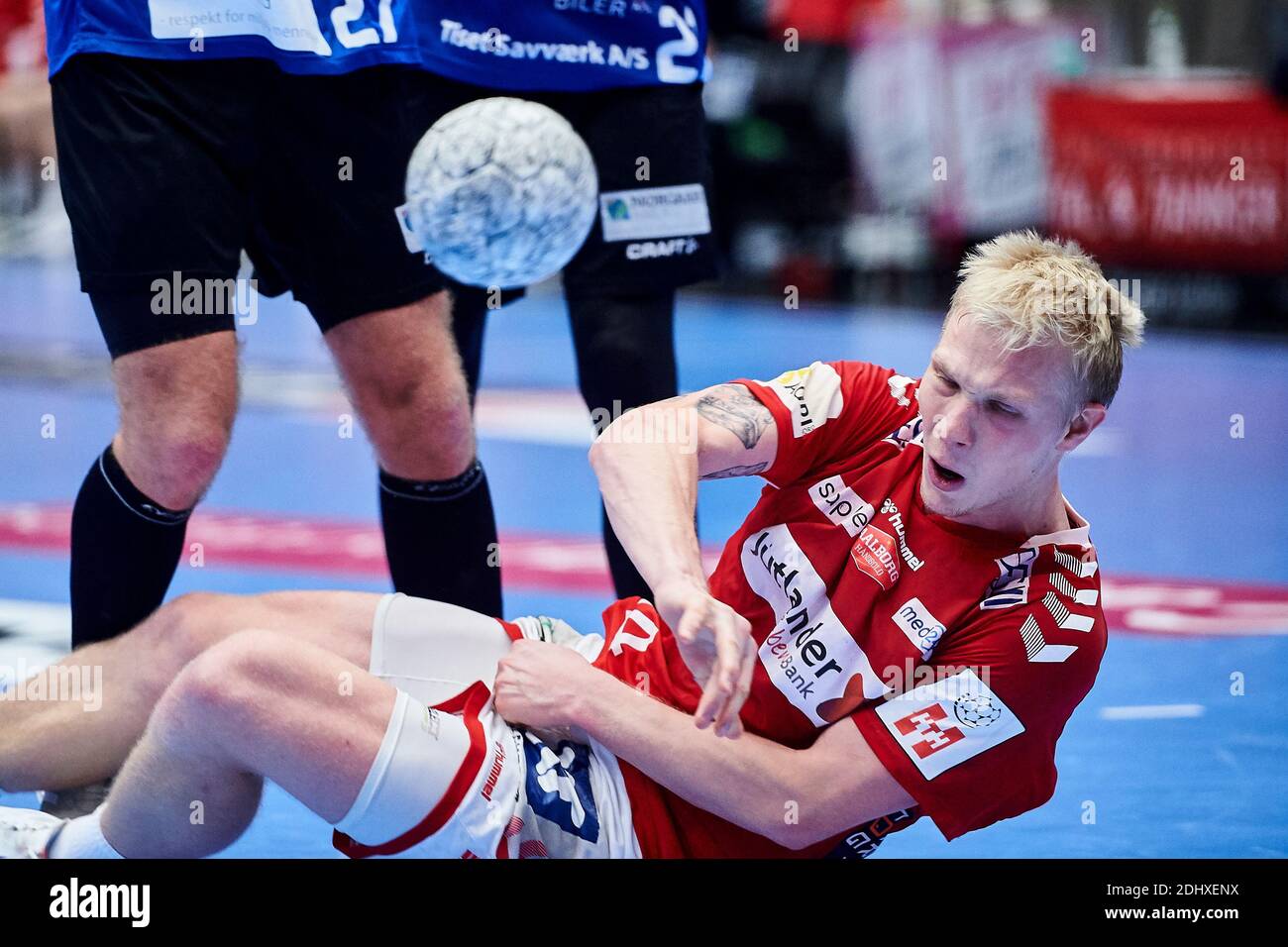 Aalborg, Danimarca. 12 dicembre 2020. Magnus Saugstrup (14) di Aalborg Handball visto nella partita danese della Lega di Pallamano maschile tra Aalborg Handball e Ribe-Esbjerg HH alla Jutlander Bank Arena di Aalborg. (Photo Credit: Gonzales Photo/Alamy Live News Foto Stock