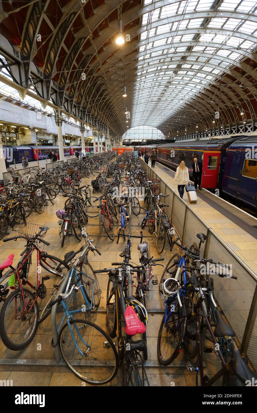 Un gran numero di biciclette parcheggiate vicino alla stazione di Paddington a Londra, Regno Unito, il ciclismo è un modo popolare per spostarsi nella capitale. Foto Stock