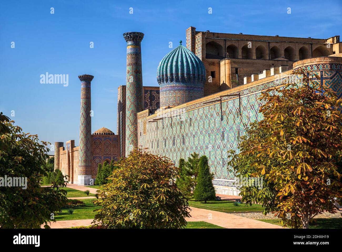 Architettura orientale - cupole e minareti di madrasa su Piazza Registana, Samarcanda, Uzbekistan Foto Stock